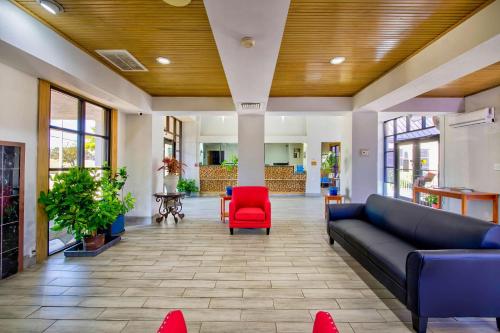 Lobby, Studio 6 Birmingham, AL - Medical Center near The Summit