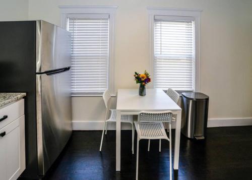 Konyha, Modern Three Bedroom Condo - Boston in Wakefield (Massachusetts)