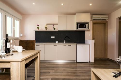 Rooms with a parking space Mali Losinj (Losinj) - 9681 - image 3