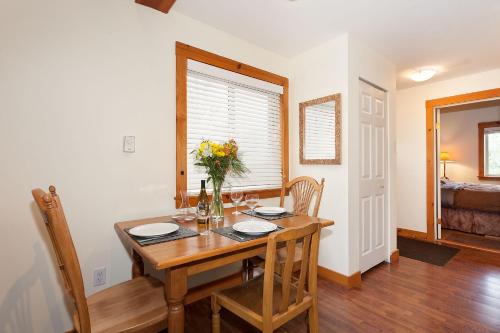 109 per night Pemberton Valley 1 bedroom suite walk to Village WIFI cable TV free parking amazing views in Pemberton, Canada