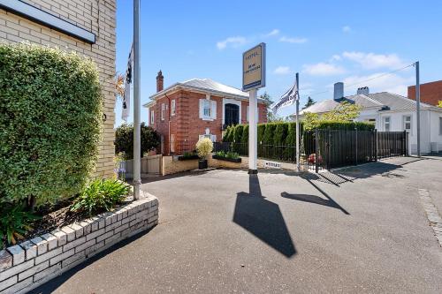 Coach House Launceston image 18