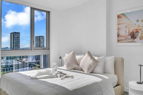 Modern 1 Bed Condo across from Bayside in Downtown