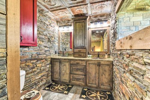 Sunset Ranch with Pool and Hot Tub on 29 Acres! in Боуі