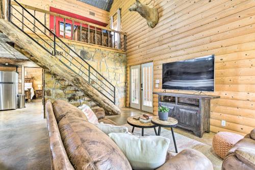 Sunset Ranch with Pool and Hot Tub on 29 Acres! in Боуі