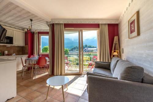 La Baie des Voiles, FEET IN THE CRYSTAL WATERS, 9 Apts from studio to Duplex, LLA Selections by Location lac Annecy