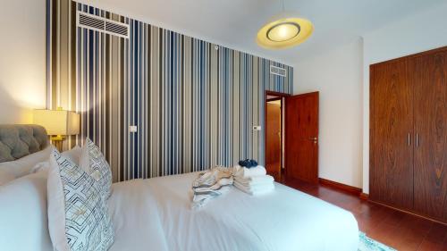Stylish 2-Bed Apt Burj Khalifa and Fountain Views - image 5