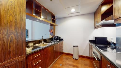 Stylish 2-Bed Apt Burj Khalifa and Fountain Views - main image