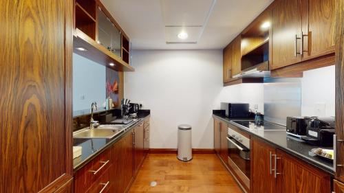Stylish 2-Bed Apt Burj Khalifa and Fountain Views, Dubái (foto 3)