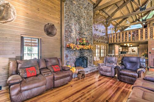. Countryside Cabin Retreat w/ Outdoor Kitchen!