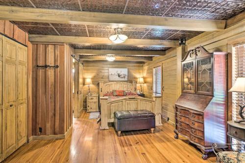 Countryside Cabin Retreat with Outdoor Kitchen! in Booneville (MS)