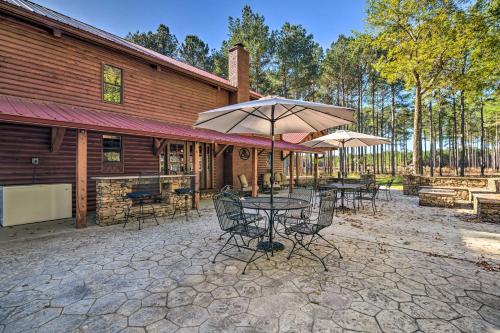 Countryside Cabin Retreat with Outdoor Kitchen! in Booneville (MS)