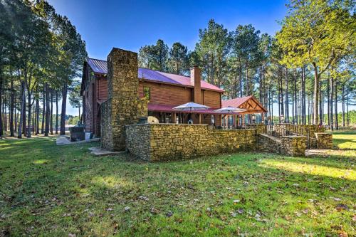 Countryside Cabin Retreat with Outdoor Kitchen! in Booneville (MS)