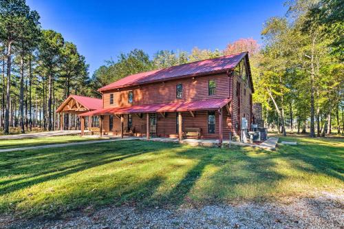 Countryside Cabin Retreat with Outdoor Kitchen! in Booneville (MS)