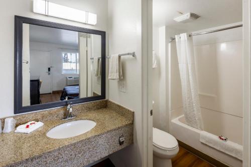 ห้องน้ำ, ซูเปอร์ 8 บาย วินด์แฮม ฟีนิกซ์ เวสต์ (Super 8 by Wyndham Phoenix West) in ฟินิกซ์ (AZ)