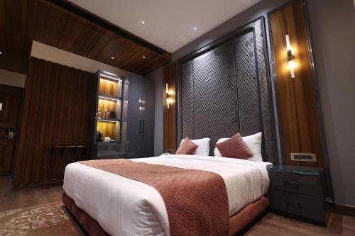 Deluxe Double Room with Balcony image 2