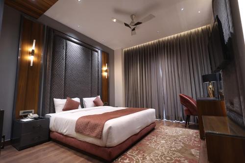 Deluxe Double Room with Balcony image 1