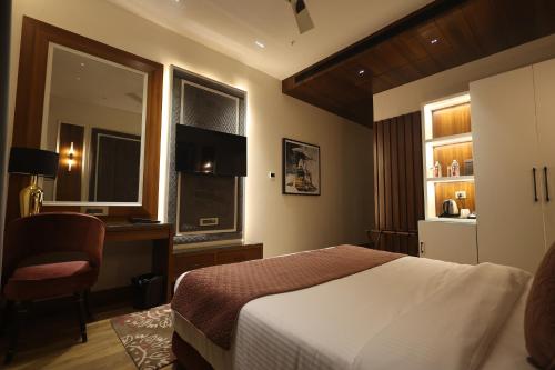 Deluxe Double Room with Balcony image 6