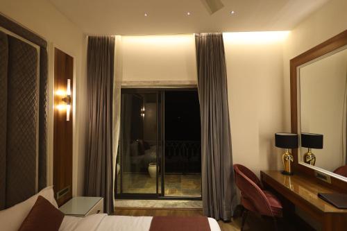 Deluxe Double Room with Balcony image 3