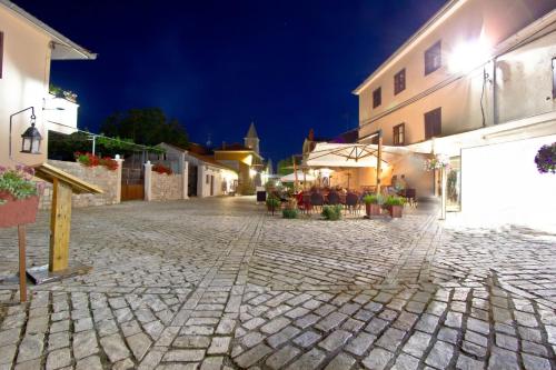  Studio Apartment in Nin with Balcony, Air Conditioning, Wi-Fi (3718-2) in Nin
