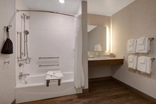 Queen Suite with Two Queen Beds and Mobility Accessible Bathtub - Non-Smoking