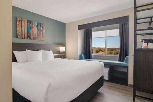 MainStay Suites - image 10