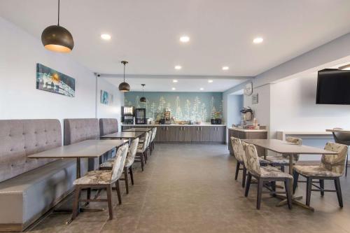 MainStay Suites - image 9