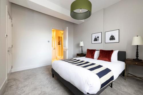 JOIVY Luxury Home on George Street - Tap to explore photos