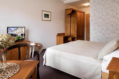 1 double bed, 2 twin beds