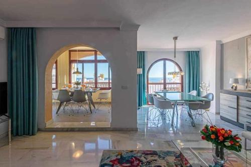 797 Holiday Rentals -Lujoso Atico duplex en el centro de Benalmadena