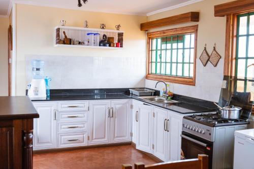 Konyha, Wild Amboseli Ndovu Cottage. in Amboseli