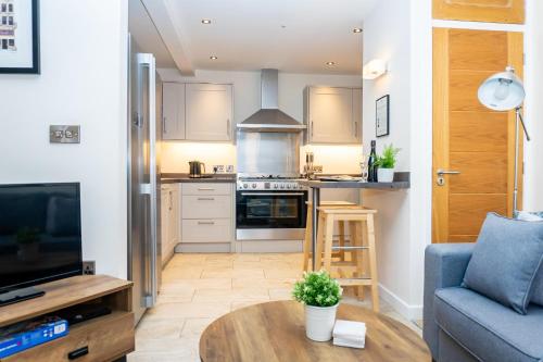 Spotless Modern Central location Netflix in Every Room! - image 10