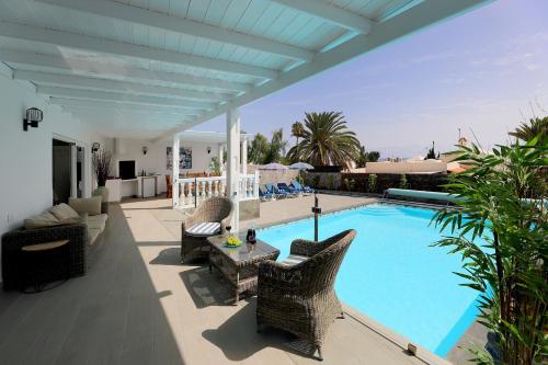 Graceful Puerto del Carmen Villa 5 bedrooms Villa Quevega Distant Sea Views