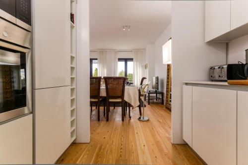 Apartment with 4 bedrooms in Lisboa with wonderful city view furnished balcony and WiFi 15 km from the beach - main image