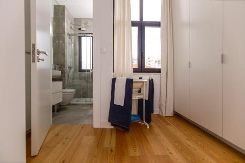 Apartment with 4 bedrooms in Lisboa with wonderful city view furnished balcony and WiFi 15 km from the beach - image 10