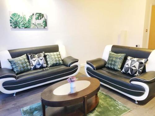 Vibrant 3 bedroom home near a calm riverside lake