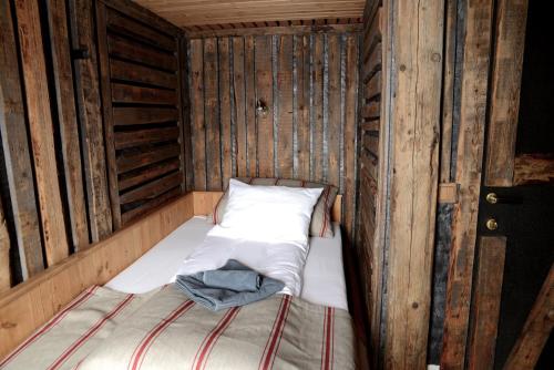 409019238 Basecamp Hotel