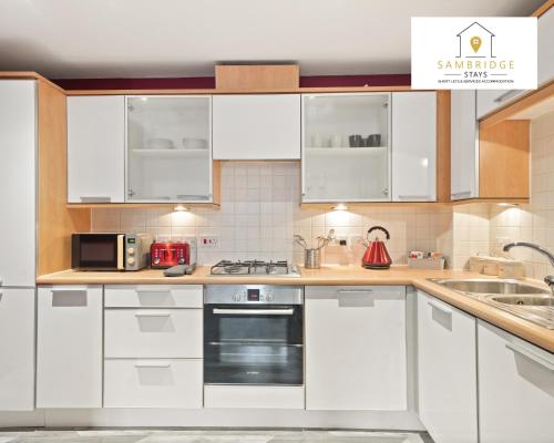 Beautiful 2 Bedroom Seviced Apt in Aylesbury By Sambridge Stays Short Lets & Serviced Accommodation in Aylesbury