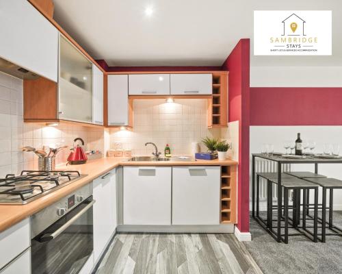 Beautiful 2 Bedroom Seviced Apt in Aylesbury By Sambridge Stays Short Lets & Serviced Accommodation in Aylesbury