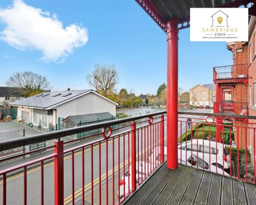Beautiful 2 Bedroom Seviced Apt in Aylesbury By Sambridge Stays Short Lets & Serviced Accommodation in Aylesbury