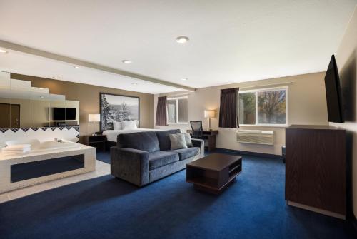 Super 8 by Wyndham Sparks/Reno Area - image 7