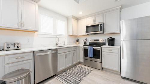 Harbourtown Suites on Plymouth Harbor - Photo 3
