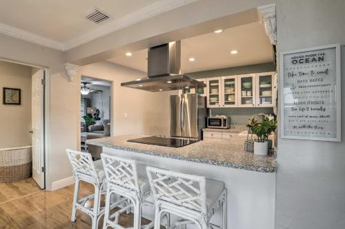 Reddington Beach Oasis with Pool, Walk to Ocean! in St Pete Beach, USA