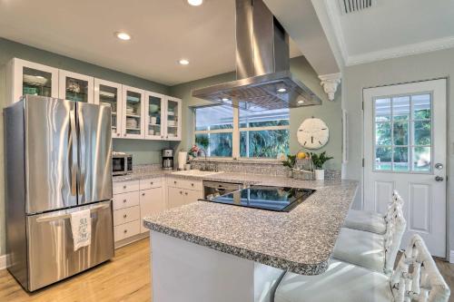 Reddington Beach Oasis with Pool, Walk to Ocean! in St Pete Beach, USA