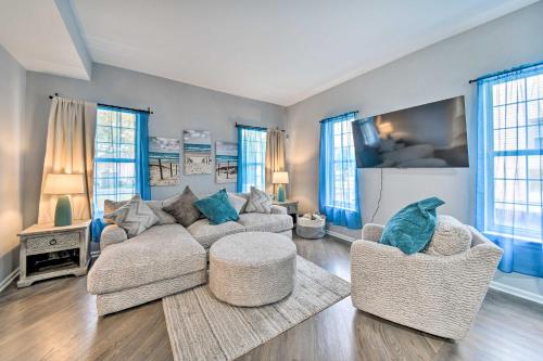 Bright Norfolk Home with Deck Less Than 3 Mi to Town! in Norfolk, USA