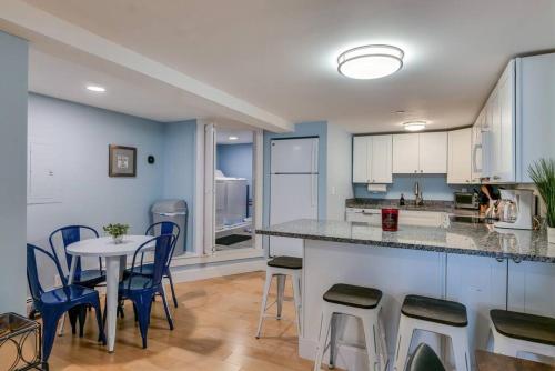 2BR Apt w/ 3 min Walk to downtown SWH - [Low Tide] thumb 4