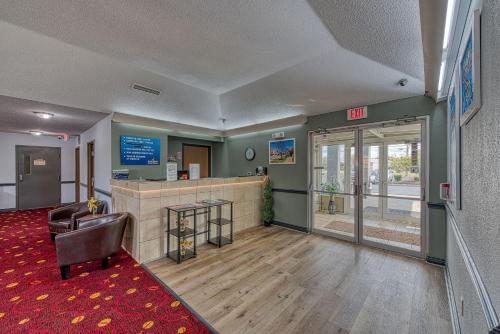 Days Inn & Suites by Wyndham Dundee - image 4
