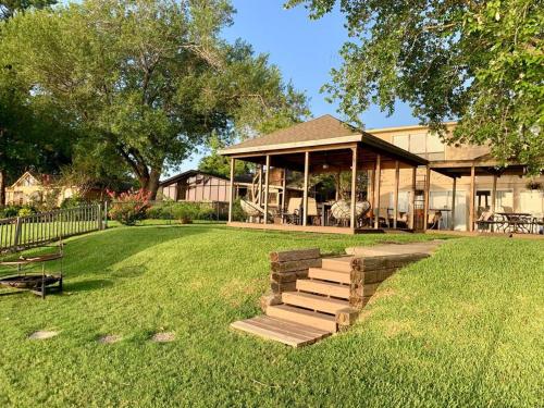 My Happy Place Lakeside - Waterfront Retreat in Willis, USA