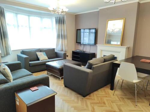 Large 3 Bedroom House with free on site parking