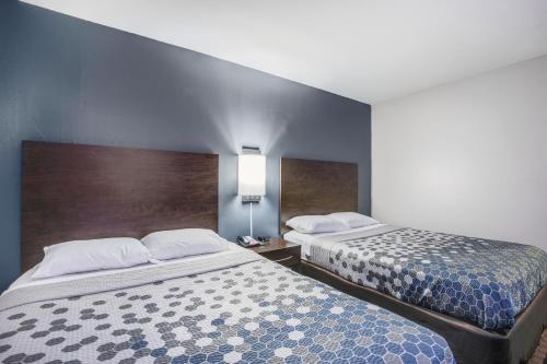 Econo Lodge Milwaukee Airport - image 6