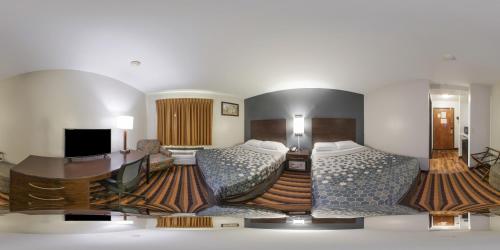 Econo Lodge Milwaukee Airport - image 12